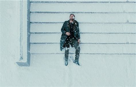 райан гослинг лежит на снегу
